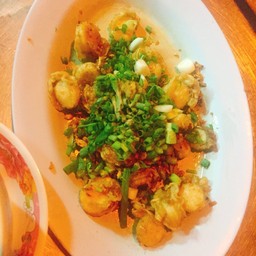 หอยเชลไปทอดให้กรอบ (ชุบแป้ง) แบ้วโรยกระเทียม