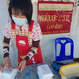 หน้าร้านเป็นโต๊ะเล็กๆ