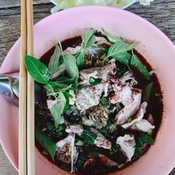 เส้นเล็กรวมหมูน้ำตก 