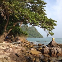 บริเวณนี้จะเป็นผา ไม่ค่อยมีชายหาด เน้นมาพักโฮมสเตย์ ชมวิว ตกหมึก
