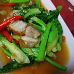 คะน้าหมูกรอบรสชาติกลมกล่อม