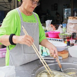 เจ๊หมวย บะหมี่เกี๊ยว หมูเด้ง ไข่ออนเซ็น