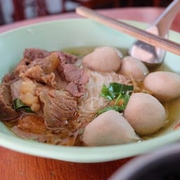 ลูกชิ้นน้ำใส นายย่งเหลือง