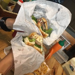 เบอเกอร์พอได้ อย่างอื่นแพง
รสชาติ