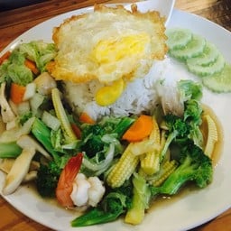 ผัดผักราดข้าว. ไข่ดาว