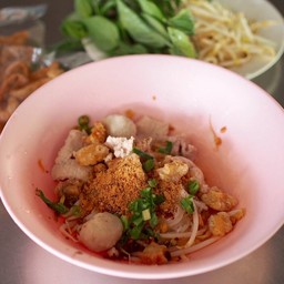 เส้นน้อย หมูเยอะ ปรุงมาแบบพร้อมกิน ไม่ต้องเติมอะไรเพิ่มแล้ว