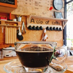 อเมริกาโน่ร้อน เล็ดกาแฟจากดอยสะเก็ด คั่วบดหอมกรุ่น รสชาติเข้มถึงใจ