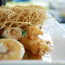 ราดหน้าทะเลหมี่กรอบ
