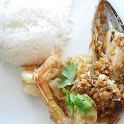 ข้าวทะเลทอดกระเทียมพิเ