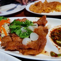 หมูย่างกะเทียมโทน น้ำจิ้มเด็ด140.-