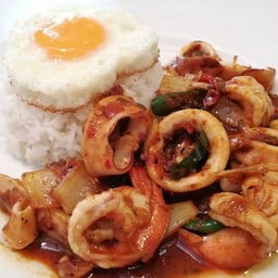 ผัดทะเลคลั่ง+ไข่ดาว