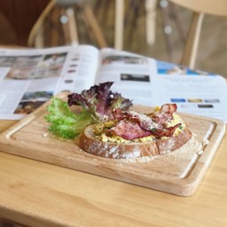 Crispy Bacon Scrambled Egg Toast