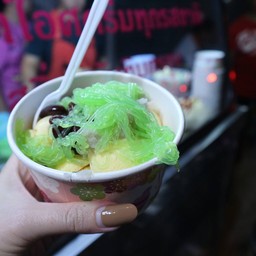 ไอศกรีมวนิลลา ทอปปิ้ง 3 อย่าง ใส่ถ้วยกลับ ฿40