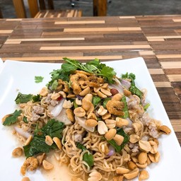 ยำมาม่าหมูสับหมูยอ