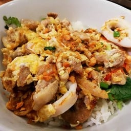 ชามนี้เครื่องเยอะสุดมีทั้งปลา ปลาหมึก กุ้ง ไก่ หมูยัดไส้