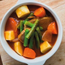 สตูลิ้นหมู เสิร์ฟพร้อมขนมปังกระเทียม