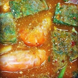 แกงส้มกุ้งชะอมไข่ทอด