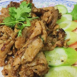 หมูทอดกระเทียมพริกไทย