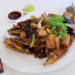 ปลากระพงทอดราดเต้าหู้เห็ดหอม