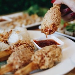 สามพี่น้องแหนมเนือง แยกเจ