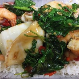 ข้าวราดกะเพรารวมทะเล