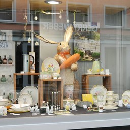 Easter ในเมืองเต็มไปด้วยกระต่ายและไข่อีสเตอร์