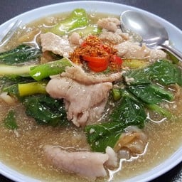 ราดหน้ายอดผักเอ็มไพร์แยกแคลาย