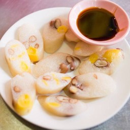 ข้าวเหนียวยัดใส้ รับประทานกับซีอิ้วสูตรทางร้าน 
นุ่ม-อร่อย