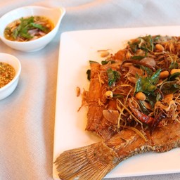 ปลากระพงทอดสมุนไพร