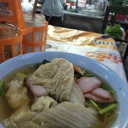 ชายสี่บะหมี่เกี๊ยว วงเวียนท้ายบ้าน สมุทรปราการ