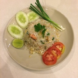 ข้าวผัดปู หรือ กุ้ง หรือ ไก่ หรือ หมู FRIED RICE WITH CHOICE OF CRAB MEAT OR PRAWN OR CHICKEN OR PORK