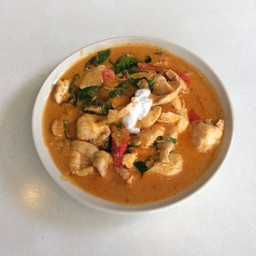 พะแนงหมู หรือ ไก่ หรือ กุ้ง THICK RED CURRY WITH COCONUT AND PEANUTS WITH A CHOICE OF PORK OR CHICKEN OR SHRIMP