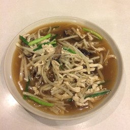 โกยซีหมี่ FRIED CRISPY EGG NOODLES TOPPED WITH CHICKEN GRAVY