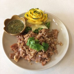 หมูทอดกระเทียม FRIED PORK WITH GARLIC & PEPPER