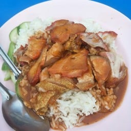 ข้าวหมูแดง หมูกรอบ หน้าศาลเจ้า