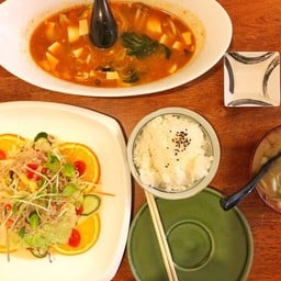 ヤムツナサラダとマボ豆腐とキノコのスープ