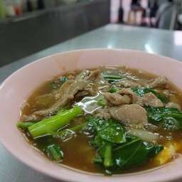 ราดหน้ายอดผักนายเหลา (นางลิ้นจี่) ถนนตก