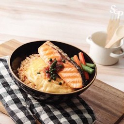 ข้าวผัดน้ำพริกแซลมอนไข่นุ่ม