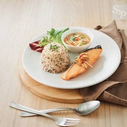 ข้าวผัดคีนัว-แซลมอนทอดซอสน้ำปลา