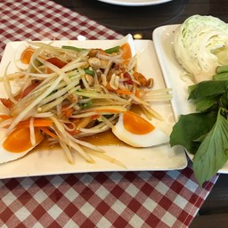 ส้มตำไข่เค็ม ไข่เค็มเนื้อแน่นไม่เค็มเกินไป รสชาติกลมกล่อม