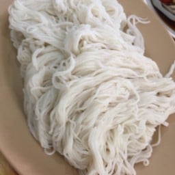 เส้นขนมจีนนุ่มๆ เอกลักษณ์ของทางร้านทำเอง