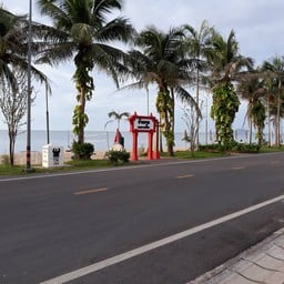 หาดบ้านกรูด