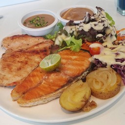 อีกรูปจะเห็นได้ว่าทั้งไก่และปลาชิ้นใหญ่มากๆ