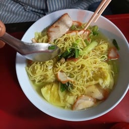 บะหมี่เกี๊ยว-หมูแดง(หนามแดง) เทพารักษ์