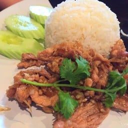 ข้าวหมูกระเทียม