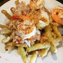 ยำผักบุ้งกรอบ