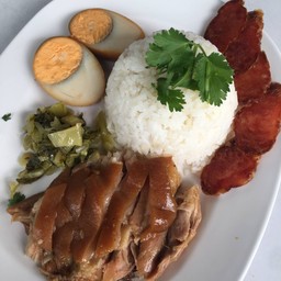 ข้าวขาหมู + ไข่และกุนเชียง