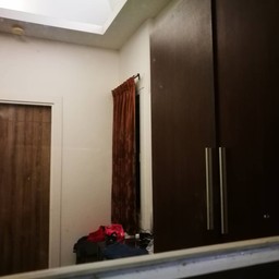 มองจากนอกประตูห้อง