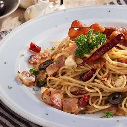 สปาเก็ตตี้เบคอนพริกแห้งกรอบ