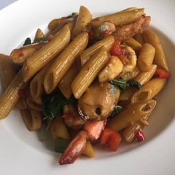 เพนเน่โหระพาไส้กรอก